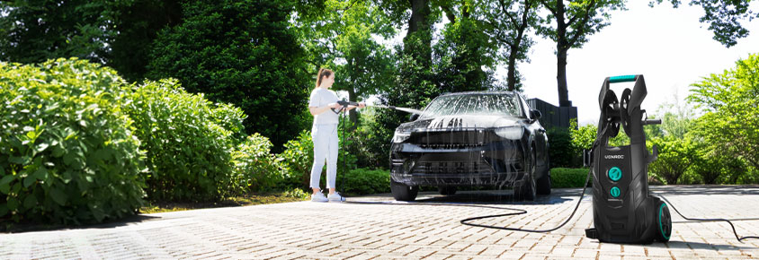 Femeie curăță mașina cu aparatul de curățat cu presiune înaltă VONROC V25