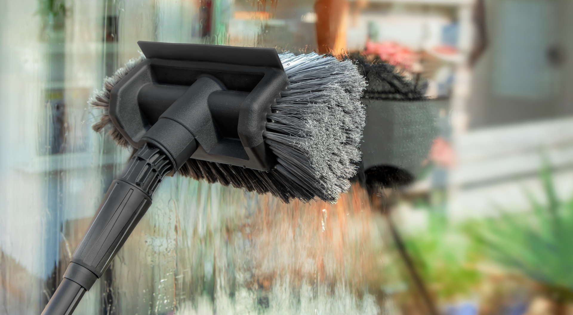 Curățarea ferestrelor cu o perie de spălat VONROC.