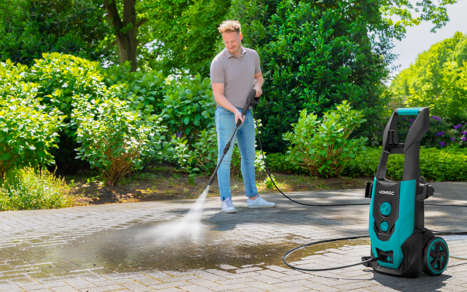 curățare alee cu aparat de spălat cu presiune VONROC